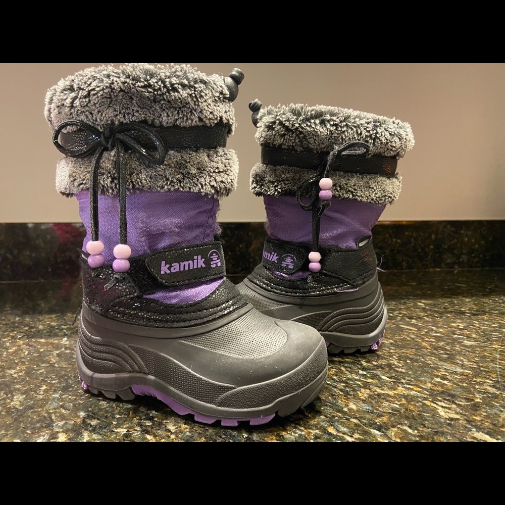 Girls Excellent Condition Purple and Black Kamik Snow Boots with Velcro ❄️ 🥾